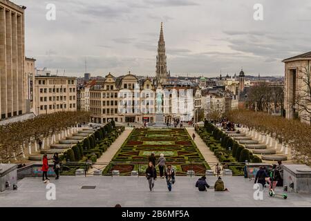 Mont des Arts, un parco nel centro di Bruxelles che guarda verso la chiesa di Sainte Marie-Madeleine. Bruxelles, Belgio. Marzo 2019. Foto Stock