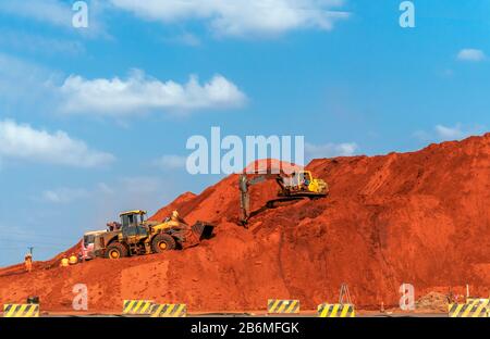 Cantiere stradale con diggers e camion, Maputo, Mozambico Foto Stock