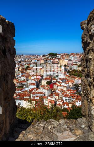 Una vista su Lisbona dal castello di São Jorge crenel muro. Foto Stock