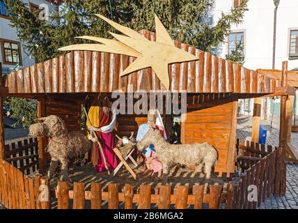 Scena del presepe di Natale con figurine, tra cui Gesù e altri personaggi biblici Foto Stock
