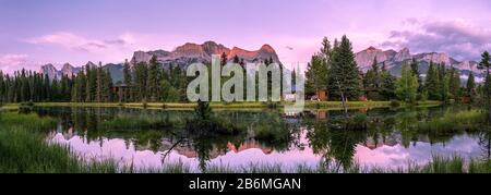 Vista del lago e delle montagne, Spring Creek Pond, Alberta, Canada Foto Stock