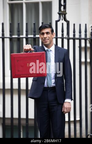 Londra, Regno Unito. 11th Mar, 2020. Il Cancelliere dello scacchiere, il deputato Rt Hon Rishi Sunak, lascia Downing Street per le Camere del Parlamento per consegnare il suo discorso di bilancio ai comuni. Sarà il suo primo intervento sul bilancio, in quanto è stato in carica solo da poco meno di un mese. Credito: Keith Larby/Alamy Live News Foto Stock