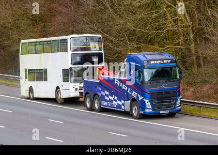 2003 Dennis Trident autobus a due piani vecchio, un fienile o garage trovare, in corso di traino da 2019 Volvo FH Ripley trasporto pesante guasto stradale 24 ore servizio di recupero, Chorley UK Foto Stock