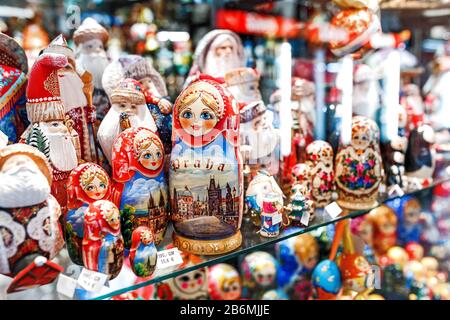 Dicembre 2017, PRAGA, REPUBBLICA CECA: Il souvenir della bambola Nesting nella vetrina del negozio Foto Stock