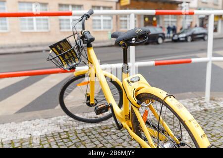 Dicembre 2017, PRAGA, REPUBBLICA CECA: Noleggio biciclette gialle nella strada della città Foto Stock