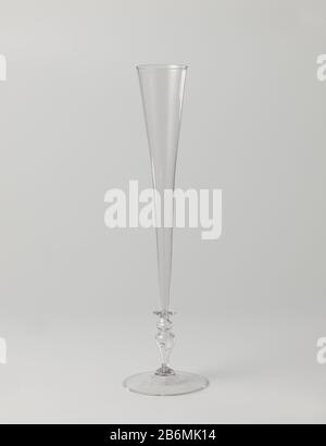 Piede piatto in vetro con bordo ripiegato. Deformazione cava e balaustra con nodulo e disco. Tazza leggermente concava a forma di imbuto. Le ali sono a geo-rotte. Produttore : glasblazer: Anonymous location manufacturing: The Netherlands Data: CA. 1600 - ca. 1700 caratteristiche Fisiche: Vetro trasparente incolore materiale: Vetro Tecnica: façon la venise / vetro soffiato dimensioni: H 38,4 cm. D × 10,3 cm. Foto Stock