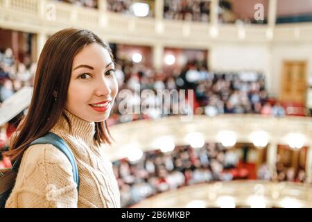 Una donna nel teatro guarda lo spettacolo Foto Stock