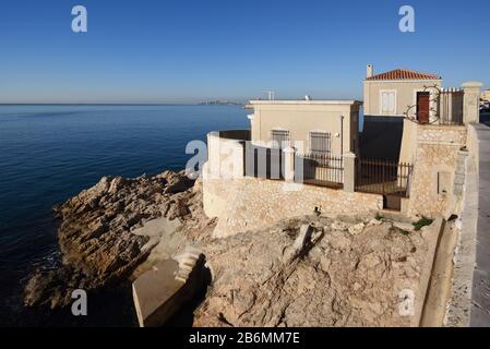 Edificio con indicatore di marea conosciuto come Maregraphe, Mareograph, Marigraph o Sea-Level Recorder sulla Corniche Kennedy Marseille Provence France Foto Stock