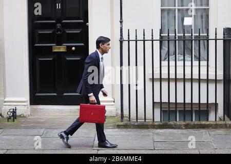 Londra, Londra, Regno Unito. 11th Mar, 2020. Rishi Sunak, il Cancelliere dello scacchiere britannico, lascia l'11 Downing Street per consegnare il suo bilancio al Parlamento, a Londra, in Gran Bretagna l'11 marzo 2020. Credito: Tim Irlanda/Xinhua/Alamy Live News Foto Stock