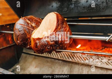 un ginocchio di maiale alla griglia su un fuoco Foto Stock