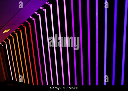 LED illuminato arcobaleno colorato tunnel closeup vista Foto Stock