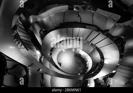 Guardando su una scala a spirale, foto in bianco e nero Foto Stock
