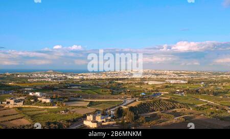 Splendida vista su Mosta e Valletta da Mdina Foto Stock