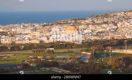 Splendida vista su Mosta e Valletta da Mdina Foto Stock