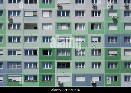 Dettaglio della facciata a scacchi del moderno edificio residenziale di Budapest, Ungheria Foto Stock