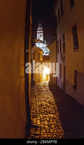 Splendida vista notturna della torre del castello di Cesky Krumlov, repubblica Ceca Foto Stock