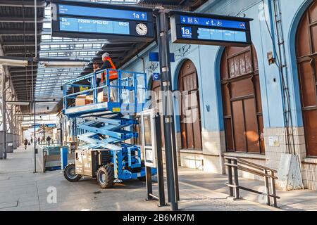 Dicembre 2017, PRAGA, REPUBBLICA CECA: I lavoratori che eseguono lavori di riparazione su una stazione ferroviaria sulla piattaforma ferroviaria Foto Stock