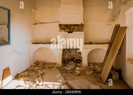 Interno di una casa spagnola abbandonata con camino. Spagna. Foto Stock