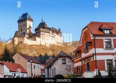 Karlstejn, REPUBBLICA CECA - DICEMBRE 2017: Ristoranti e negozi di souvenir sulla strada principale per il castello di Karlstein in inverno Foto Stock