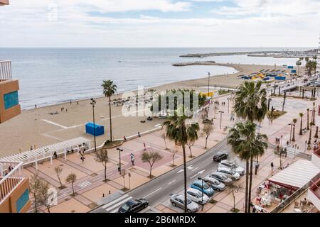 Condominio, spiaggia panoramica e porto di Fuengirola, Andalusia, Spagna. Foto Stock