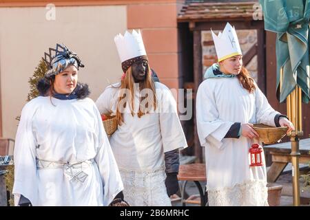 Karlstein, REPUBBLICA CECA - DICEMBRE 2017: Cerimonia di festa della riunione Tre Magi, spettacolo all'aperto per bambini Foto Stock