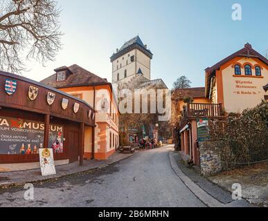 Karlstejn, REPUBBLICA CECA - DICEMBRE 2017: Ristoranti e negozi di souvenir sulla strada principale per il castello di Karlstein in inverno Foto Stock