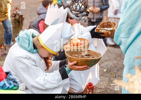 Karlstein, REPUBBLICA CECA - DICEMBRE 2017: Cerimonia di festa della riunione Tre Magi, spettacolo all'aperto per bambini Foto Stock