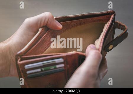 Apri il portafoglio senza soldi all'interno Foto Stock