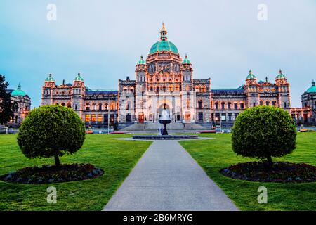 British Columbia Parliament Building con giardino formale e fontana, Victoria, British Colubmia, Canada Foto Stock