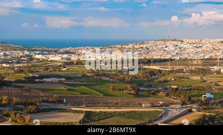 Splendida vista su Mosta e Valletta da Mdina Foto Stock