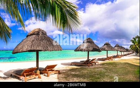 Destinazione tropicale. Le migliori spiagge della bellissima isola di Mauritius. Le Morne con sabbia bianca e resort di lusso Foto Stock