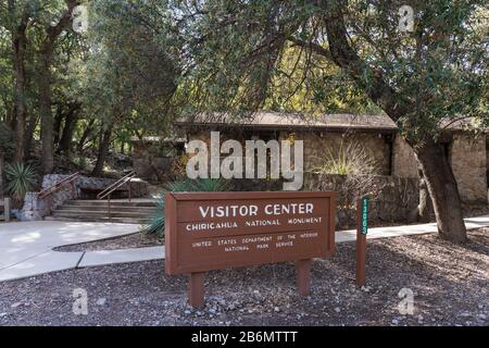 Accedi di fronte al Chiricahua National Monument Visitor Center vicino a Willcox, Arizona, nel sud-est dell'Arizona Foto Stock