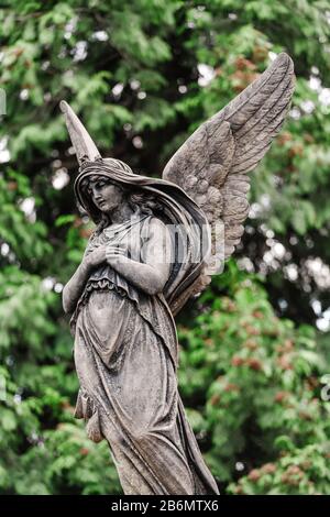 Immagine d'epoca di un angelo triste su un cimitero, dolore e concetto di morte Foto Stock