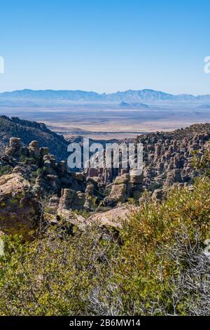 Vista verticale da Massai Point trailhead nelle Montagne Chiricahua e Monumento Nazionale che mostra colonne o 'totem poli' fatto di riolite una densa Foto Stock