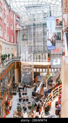 4 DICEMBRE 2017, CENTRO COMMERCIALE PALLADIUM, PRAGA, REPUBBLICA CECA: Vista panoramica di un centro commerciale a più piani Palladium Foto Stock