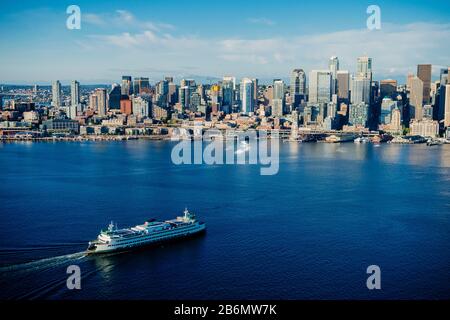 Veduta aerea del traghetto di Bainbridge Island e dello skyline di Seattle, Lake Union, Washington, USA Foto Stock