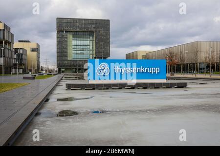 Essen, Ruhr Area, Renania Settentrionale-Vestfalia, Germania - sede della Thyssen-Krupp, quartiere della Thyssen-Krupp con logo aziendale di fronte all'edificio principale Q1 Foto Stock