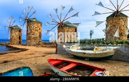 Mulini a vento e barche tradizionali nell'isola di Chios, Grecia. Foto Stock