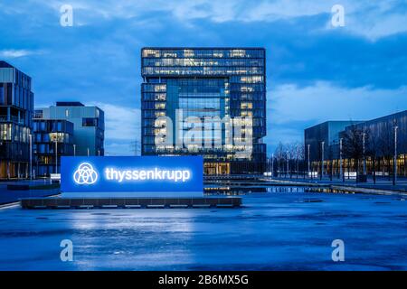 Essen, Ruhr Area, Renania Settentrionale-Vestfalia, Germania - sede della Thyssen-Krupp, quartiere della Thyssen-Krupp con logo aziendale di fronte all'edificio principale Q1 Foto Stock