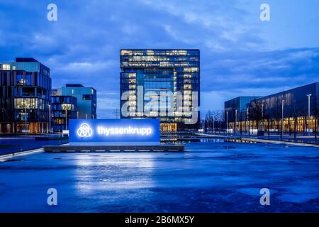 Essen, Ruhr Area, Renania Settentrionale-Vestfalia, Germania - sede della Thyssen-Krupp, quartiere della Thyssen-Krupp con logo aziendale di fronte all'edificio principale Q1 Foto Stock