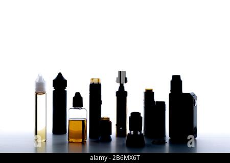 Immagine retroilluminante di sigarette elettroniche diferenti con sfondo bianco vape vaping Machines Foto Stock