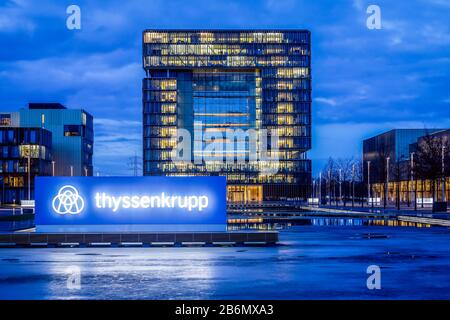 Essen, Ruhr Area, Renania Settentrionale-Vestfalia, Germania - sede della Thyssen-Krupp, quartiere della Thyssen-Krupp con logo aziendale di fronte all'edificio principale Q1 Foto Stock