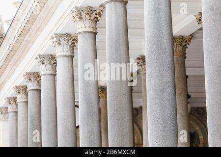 Fila di colonne in rimo in Karlovy Vary Foto Stock