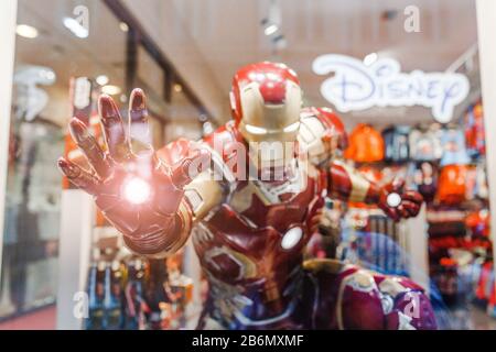 Karlovy VARY, REPUBBLICA CECA - 05 DICEMBRE 2017: Iron man in vetrina di un negozio di giocattoli Foto Stock