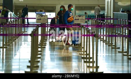 Hong Kong, Cina. 10th Mar, 2020. I passeggeri vengono visti all'aeroporto internazionale di Hong Kong a Hong Kong, Cina meridionale, 10 marzo 2020. Il numero totale di casi COVID-19 confermati a Hong Kong è salito a 126, il Centro per la protezione sanitaria (CHP) di Hong Kong ha dichiarato mercoledì pomeriggio. Credit: Lui Siu Wai/Xinhua/Alamy Live News Foto Stock