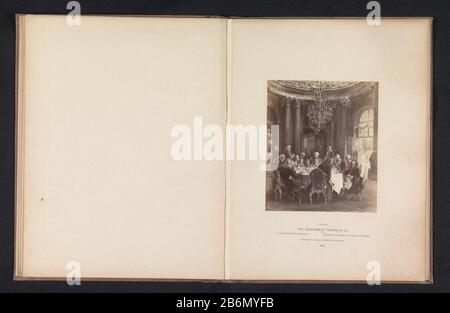 Fotoreproductie van een schilderij van Frederik de Grote aan tafel in slot Sanssouci porta Adolf Menzel Die Tafelrande Friedrich II (Titel op Object) riproduzione fotografica di un dipinto di Federico il Grande al tavolo di Sanssouci di Adolf MenzelDie Tafelrande Friedrich II (titolo di proprietà) tipo: Pagina di riproduzione fotografica numero articolo: RP-F 2001-7-759-2 Iscrizioni / marchi: Numero, recto, stampato: '459.' Produttore : fotografo: Gustav Schauer (proprietà in elenco) di pittura di Adolf Menzel (edificio in elenco) editore: Gustav Schauer (proprietà in elenco) Luogo produzione: Berlin Data Foto Stock