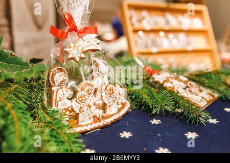 Tradizionale dolce dolce ceco pan di zenzero al mercatino di Natale a Praga. Concetto di vendita souvenir Foto Stock