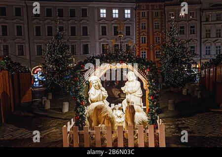 Inquadratura notturna di una scena della Natività con albero di Natale incandescente nella strada della città di Praga Foto Stock