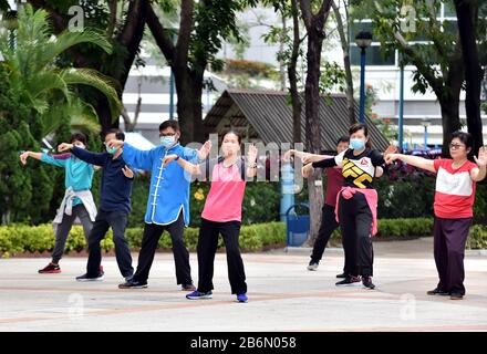 Hong Kong, Cina. 9th Mar, 2020. I cittadini si esercitano in un parco a Hong Kong, nella Cina meridionale, il 9 marzo 2020. Il numero totale di casi COVID-19 confermati a Hong Kong è salito a 126, il Centro per la protezione sanitaria (CHP) di Hong Kong ha dichiarato mercoledì pomeriggio. Credito: Lo Ping Fai/Xinhua/Alamy Live News Foto Stock