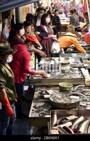 Hong Kong, Cina. 9th Mar, 2020. I cittadini acquistano pesce in un mercato del pesce a Hong Kong, Cina meridionale, 9 marzo 2020. Il numero totale di casi COVID-19 confermati a Hong Kong è salito a 126, il Centro per la protezione sanitaria (CHP) di Hong Kong ha dichiarato mercoledì pomeriggio. Credito: Lo Ping Fai/Xinhua/Alamy Live News Foto Stock